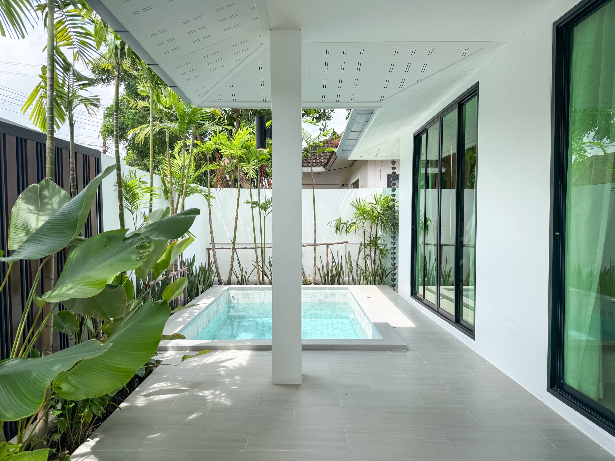 สระน้ำและสวนสีเขียวภายในบ้าน