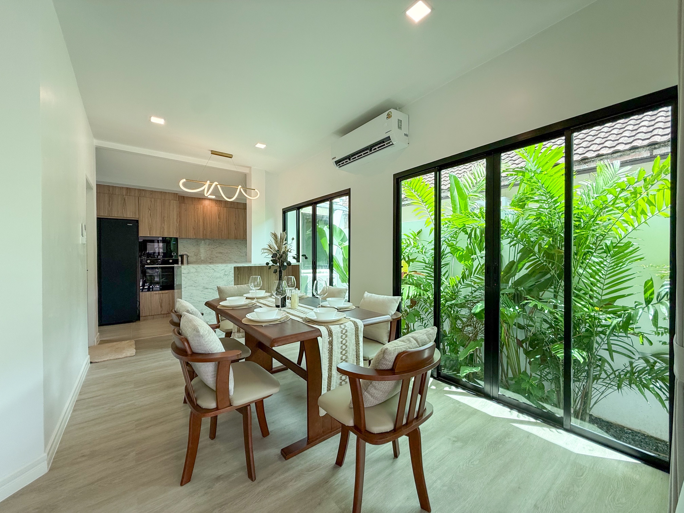 ห้องอาหารที่รายล้อมด้วยสวนเขียว